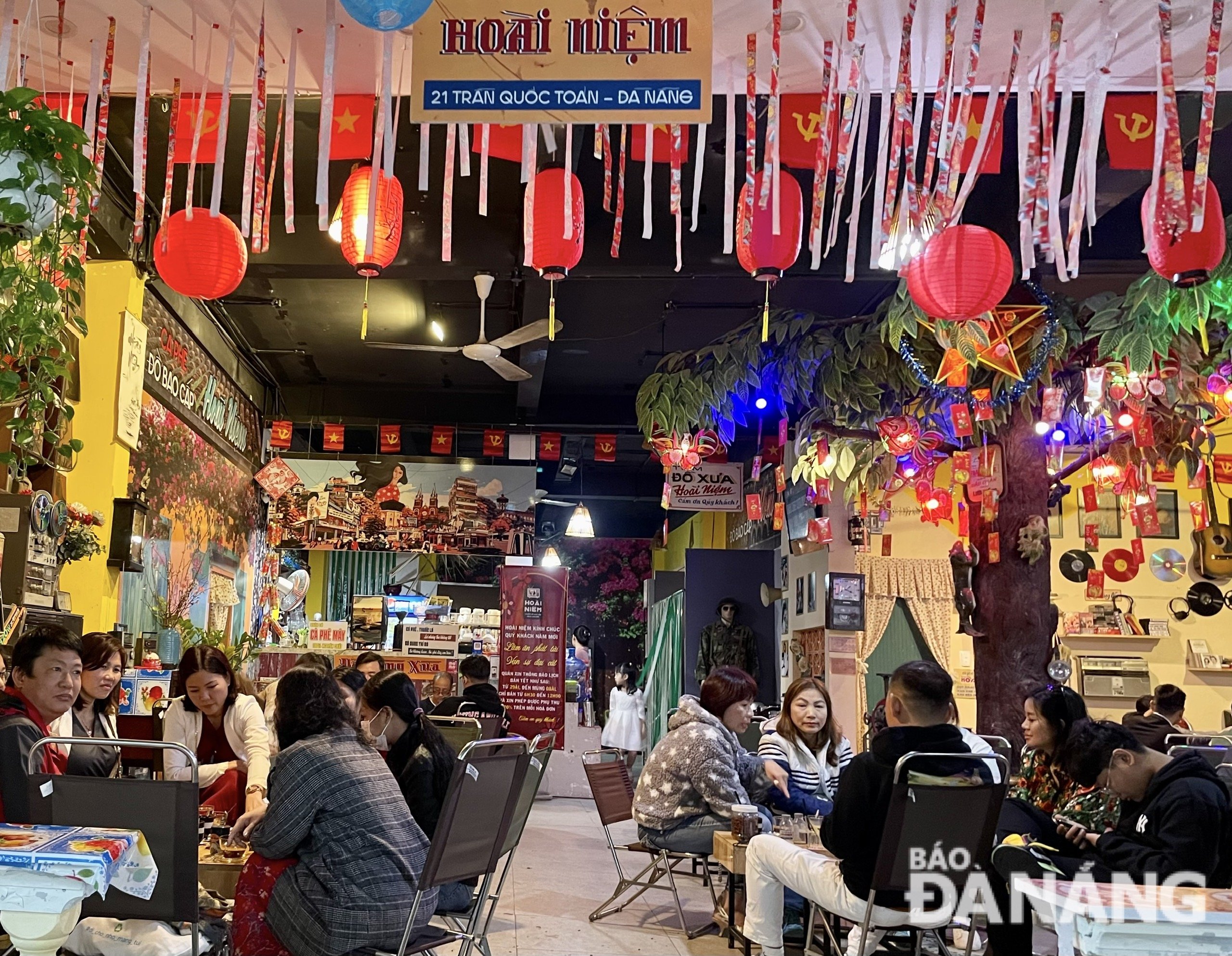 Many families choose a coffee shop to chat with one another at the beginning of the Lunar New Year. Photo: X.HAU