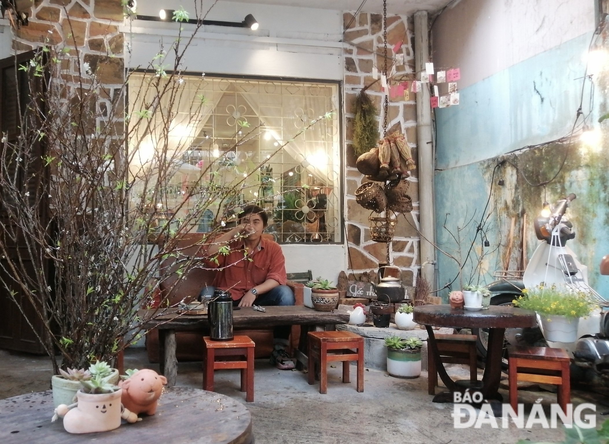 Nostalgic corner with old Tet style at the Corner Tea House located at K36/36 Le Duan Street. Photo: X.HAU