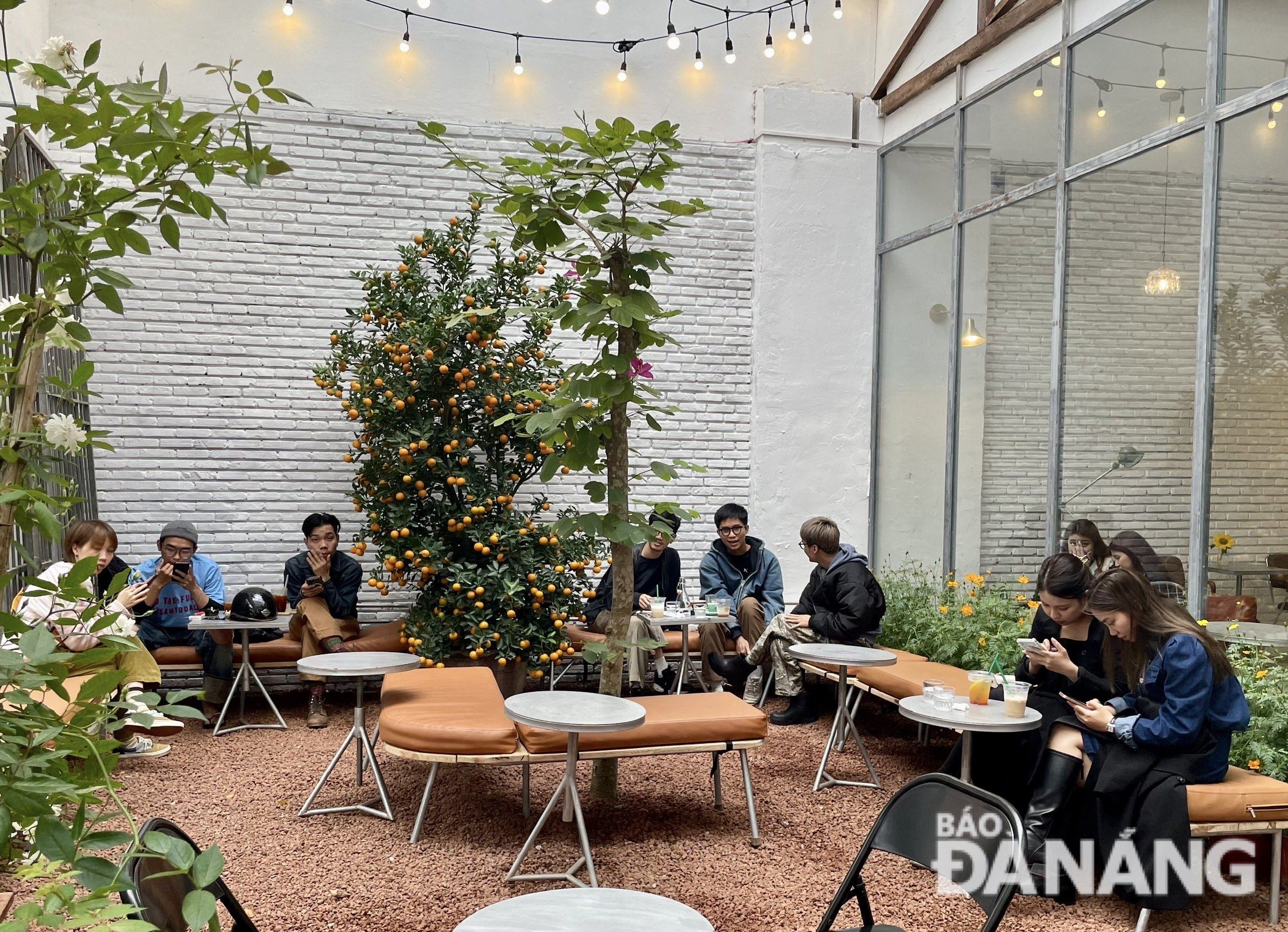  Young people are interested in the ‘Dau Ngot’ (Sweet Strawberry) café at 50 Le Loi Street in the Korean style. Photo: T.PHUONG