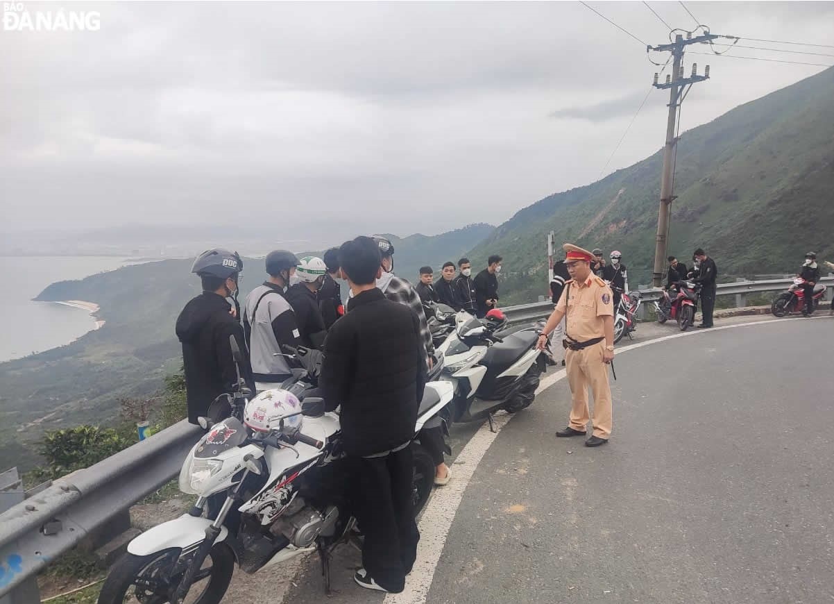 Traffic police from the Hoa Hiep Gate's Station remind young drivers who are about to travel on the Hai Van Pass.