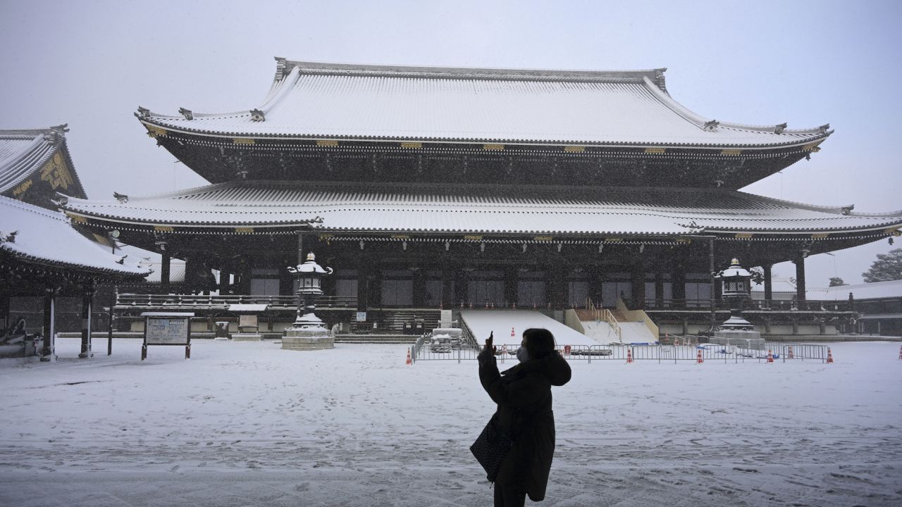 Tuyết rơi dày tại Kyoto (Nhật Bản) ngày 25-1. Ảnh: TTXVN