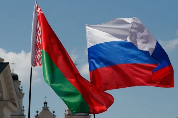 Quốc kỳ Belarus và quốc kỳ Nga. (Nguồn: Reuters)