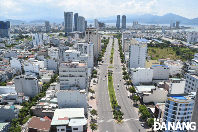 Chương trình phát triển đô thị thành phố Đà Nẵng giai đoạn 2021-2030 đang được điều chỉnh để khắc phục và hoàn thiện các tiêu chuẩn còn thiếu nhằm khẳng định đô thị loại 1. Trong ảnh: Một góc đô thị Đà Nẵng nhìn từ đường Phạm Văn Đồng.  Ảnh: HOÀNG HIỆP