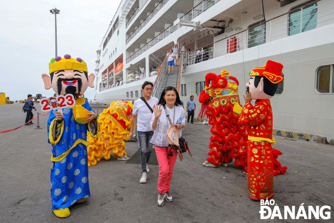 Cruise ship passengers were welcomed on Lunar New Year's Day at the Da Nang-based Tien Sa Port. Photo: NHAT HA