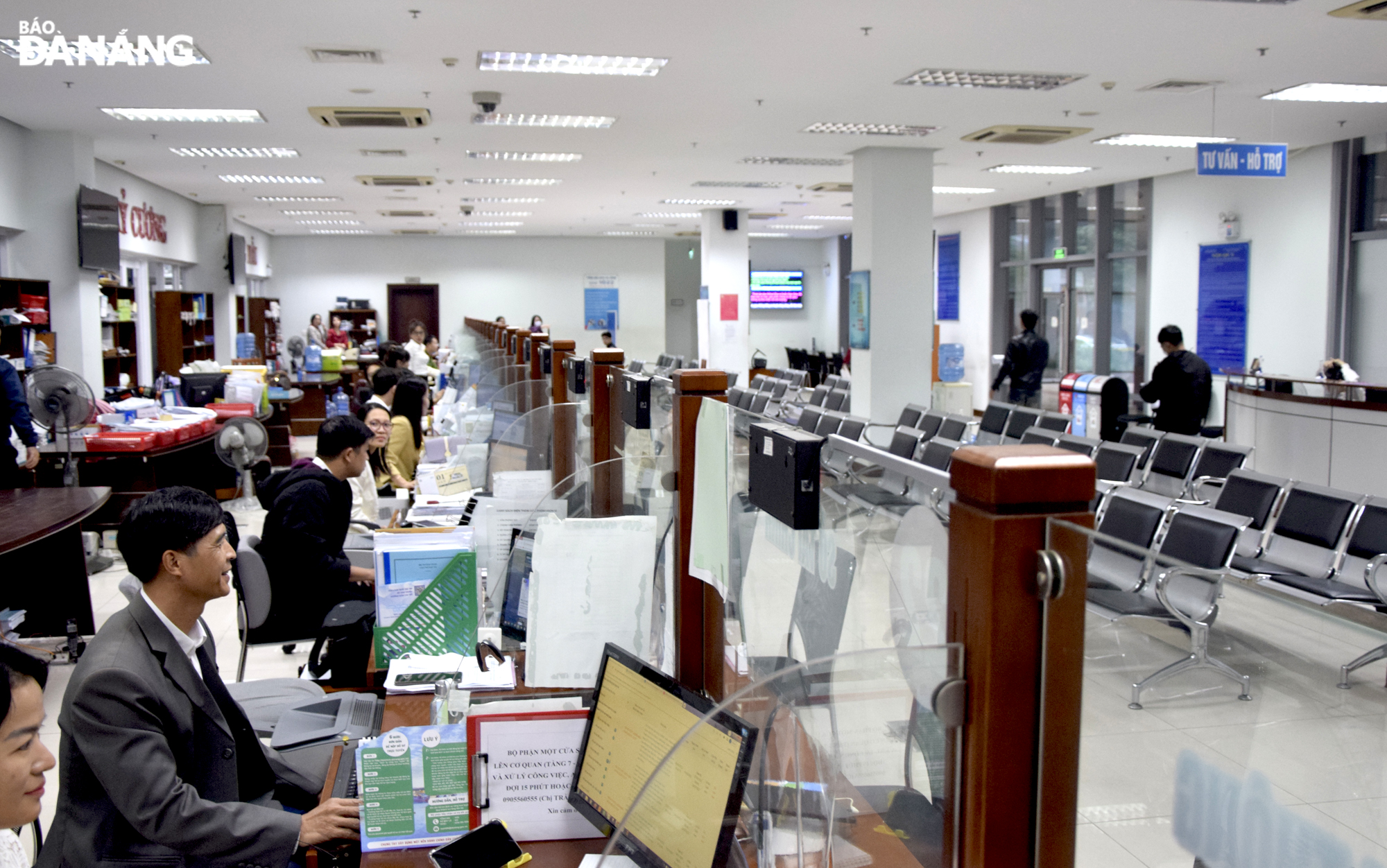 Staff of the 'One-stop' shop at the Da Nang Administration Center are observed on the first working day of the Lunar Year of the Cat 2023. Photo: TRONG HUY