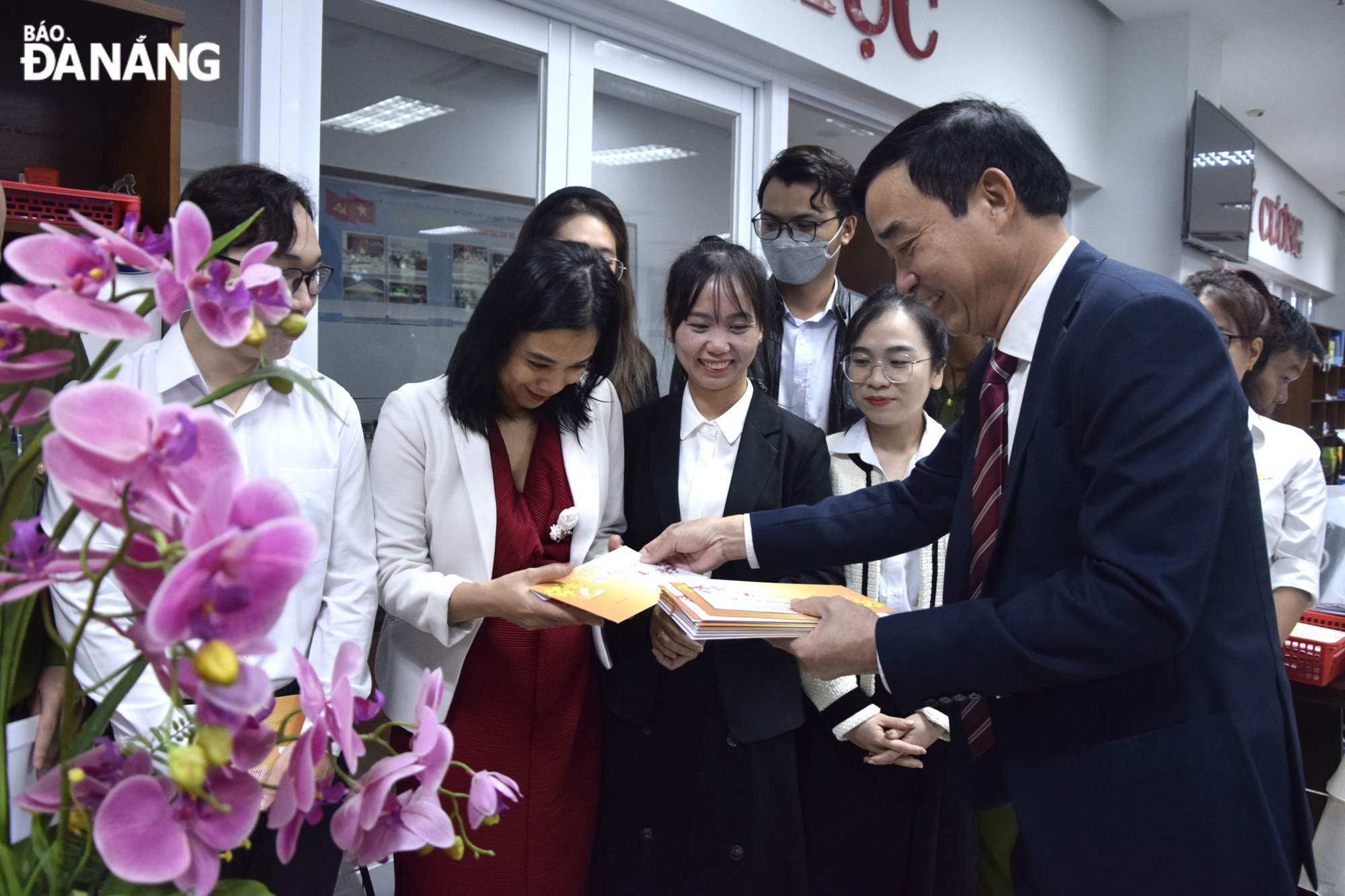 Chairman of the People's Committee Le Trung Chinh (right) gives lucky money to officials and civil servants working at the 'One-stop' shop in the Da Nang Administration Center on the first working day after Tet break. Photo: TRONG HUY