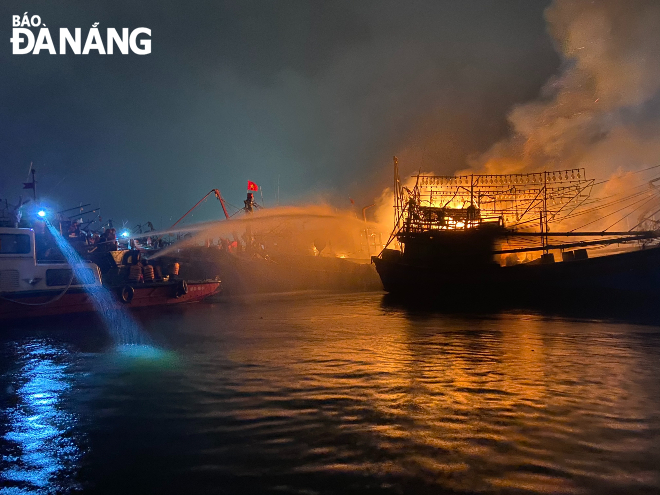 Vụ cháy thiêu rụi toàn bộ cabin 2 tàu và cháy xém 1 tàu đều do các ngư dân tỉnh Quảng Ngãi làm chủ. Ảnh: C.A