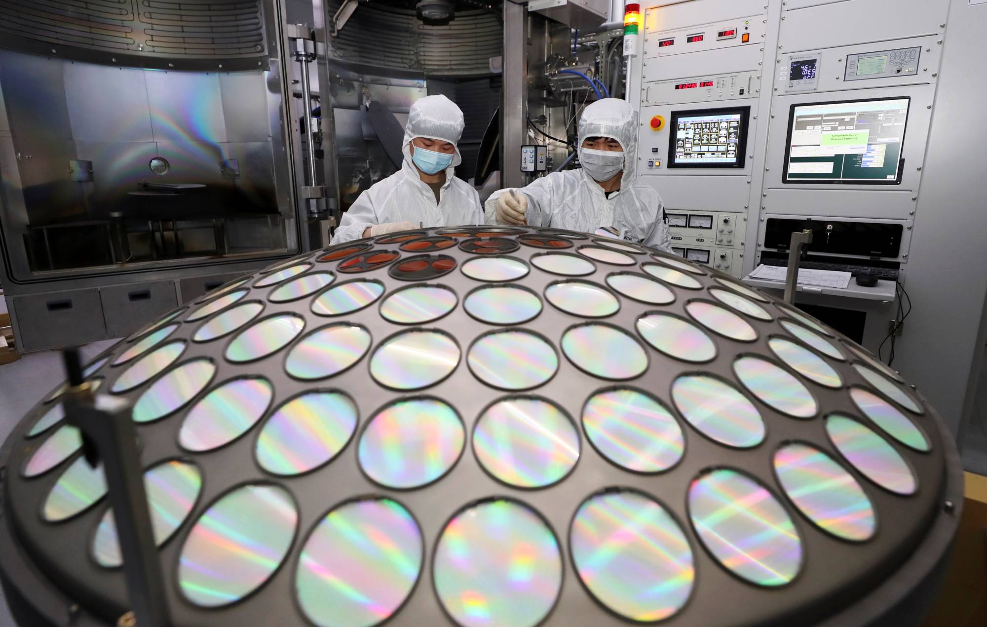 Nhân viên làm việc trên dây chuyền sản xuất chip bán dẫn của Jiangsu Azure Corp tại Trung Quốc. Ảnh: Reuters