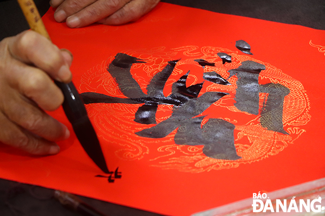 Calligraphy master gives free calligraphy to participants. Photo: X.D