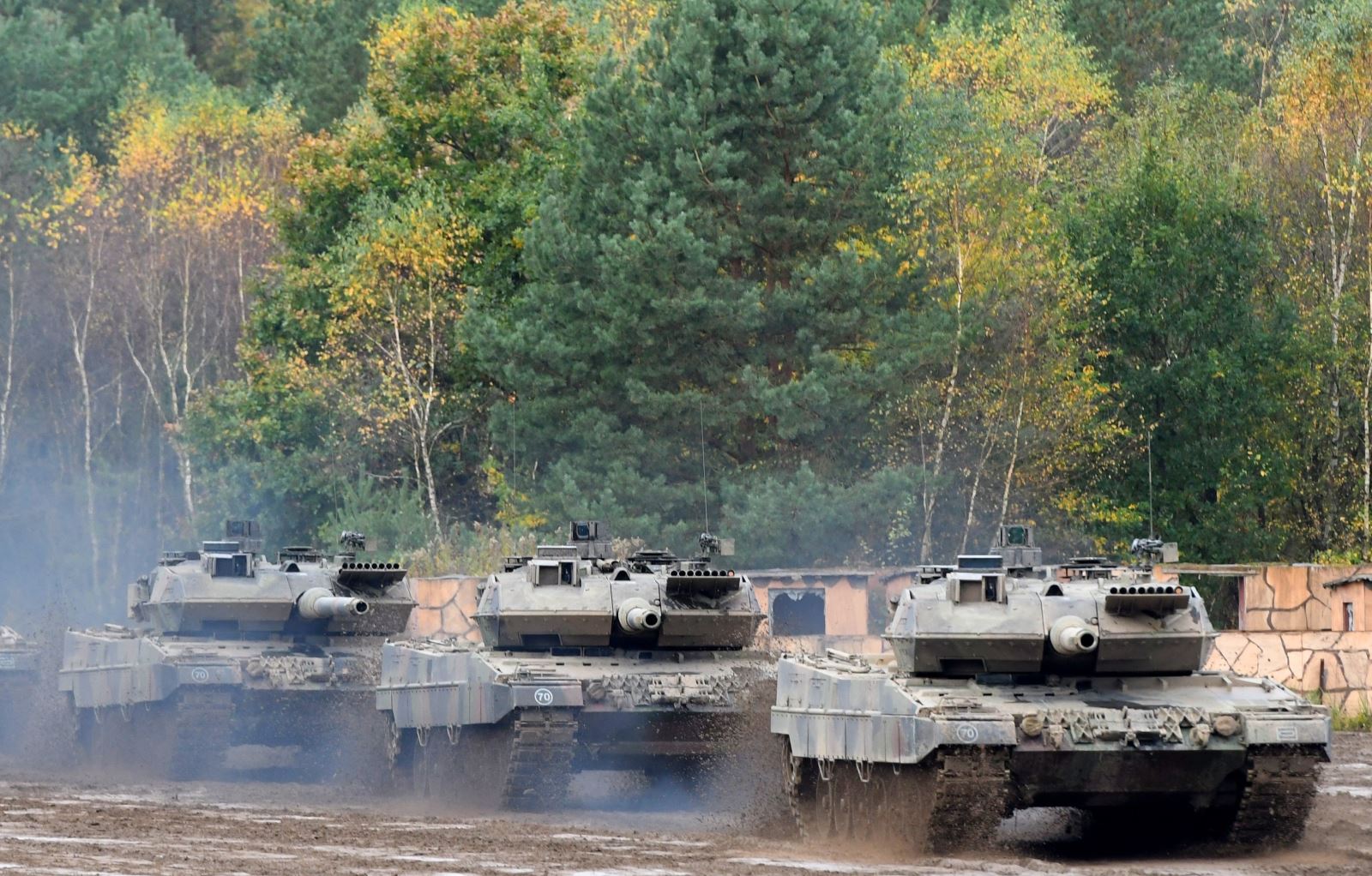  Xe tăng Leopard 2 A7 của Quân đội Đức tham gia một buổi huấn luyện ở Munster ngày 13/10/2017. Ảnh: AFP/TTXVN