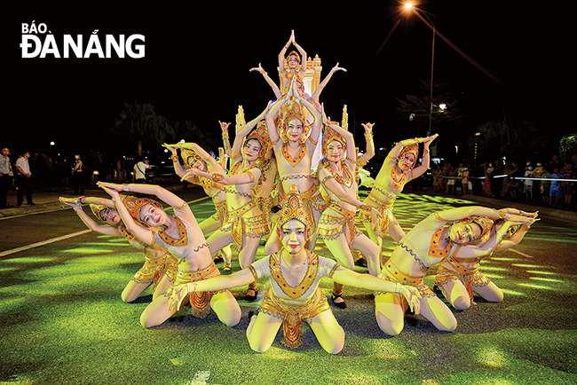 A dance performance at the street carnaval show in July 2022. Photo: THU HA