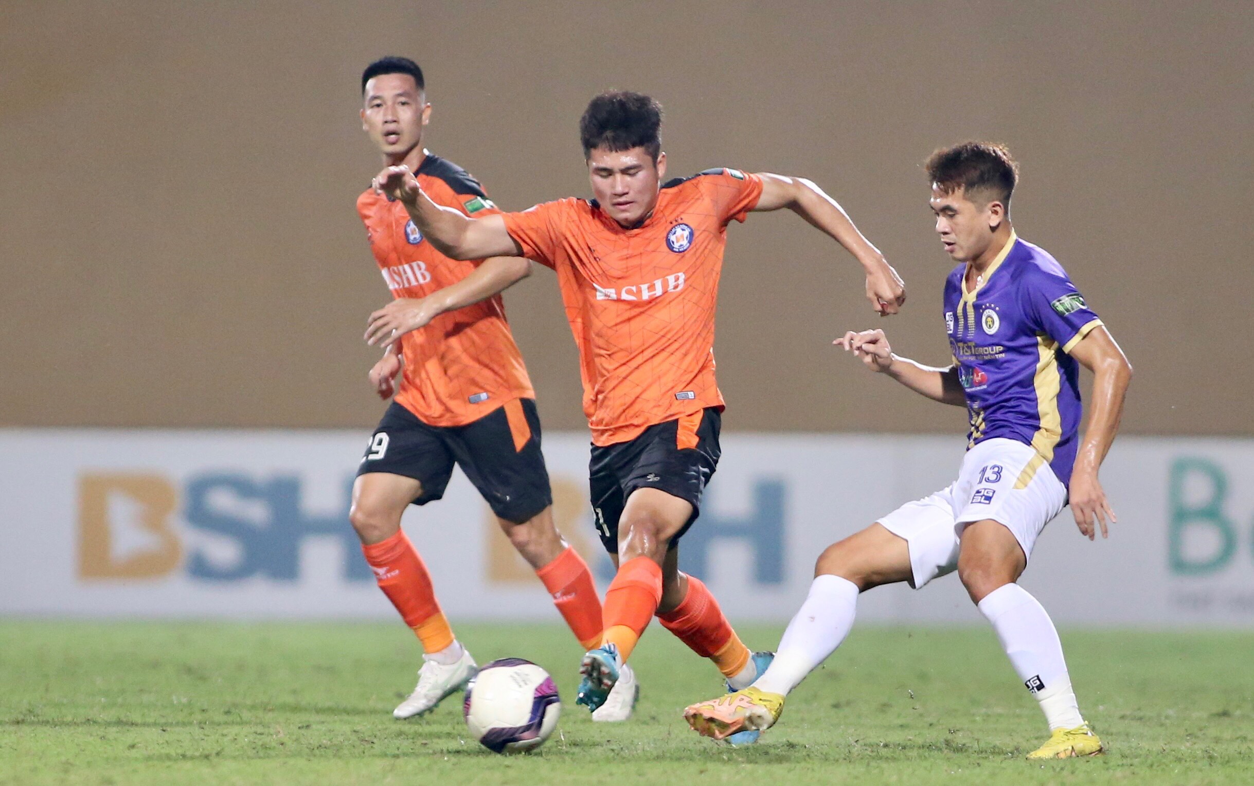 SHB Da Nang Club (on the left) aim to compete for a medal at the forthcoming V-League 2023. Photo: Moc Mien