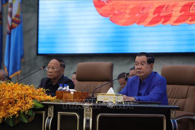 Chủ tịch danh dự Heng Samrin và Chủ tịch Đảng Nhân dân Campuchia Hun Sen đồng chủ trì đại hội. Ảnh: AKP/TTXVN phát