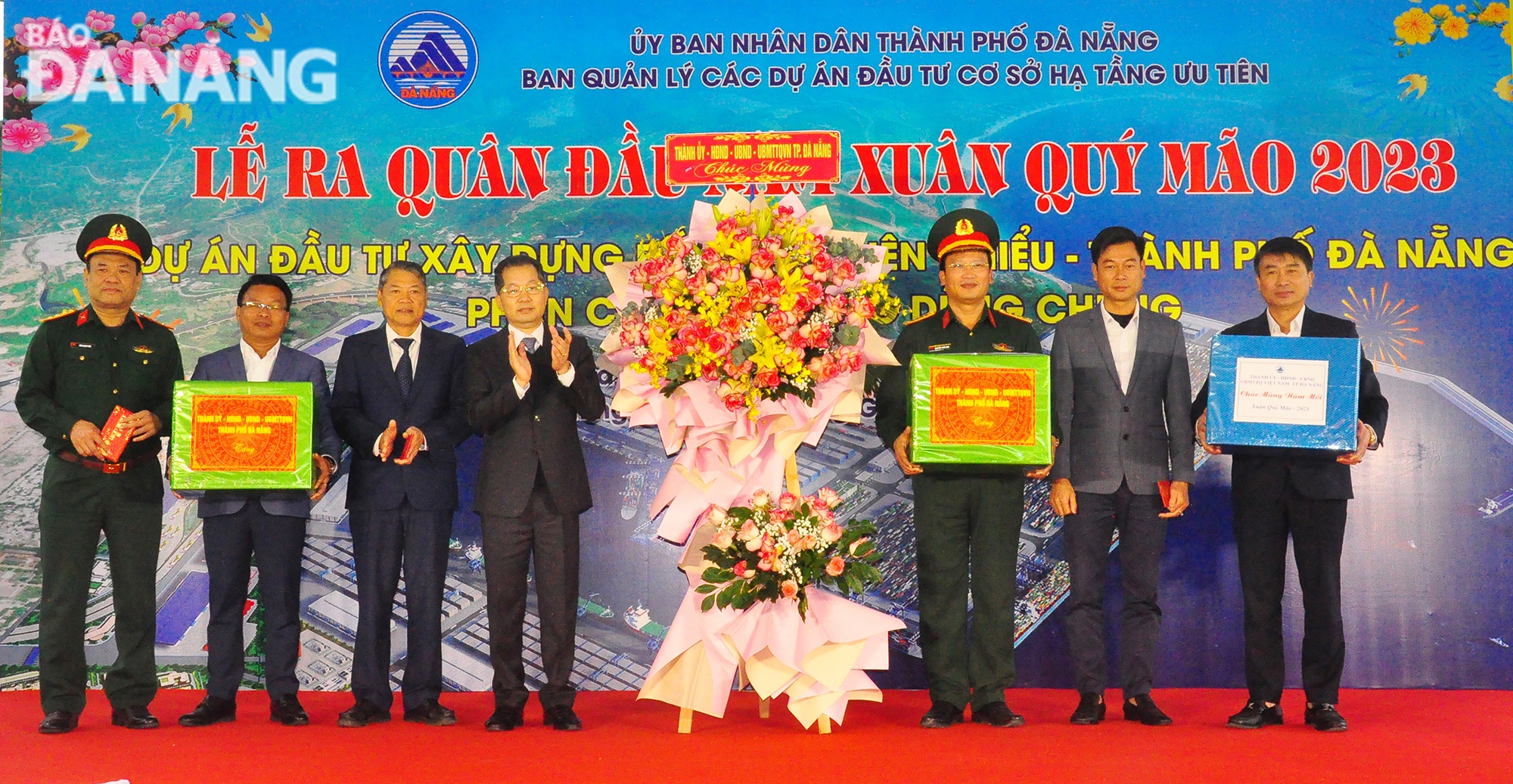 Secretary of the Da Nang Party Committee Nguyen Van Quang (4th, left) presents gifts to construction units and contractors. Photo: THANH LAN