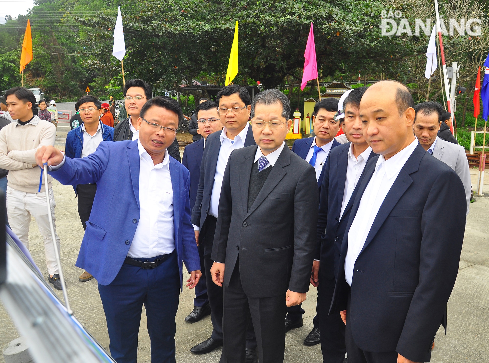 Secretary Quang (2nd, left) listens to report about the shared infrastructure of the Lien Chieu Port project. Photo: THANH LAN