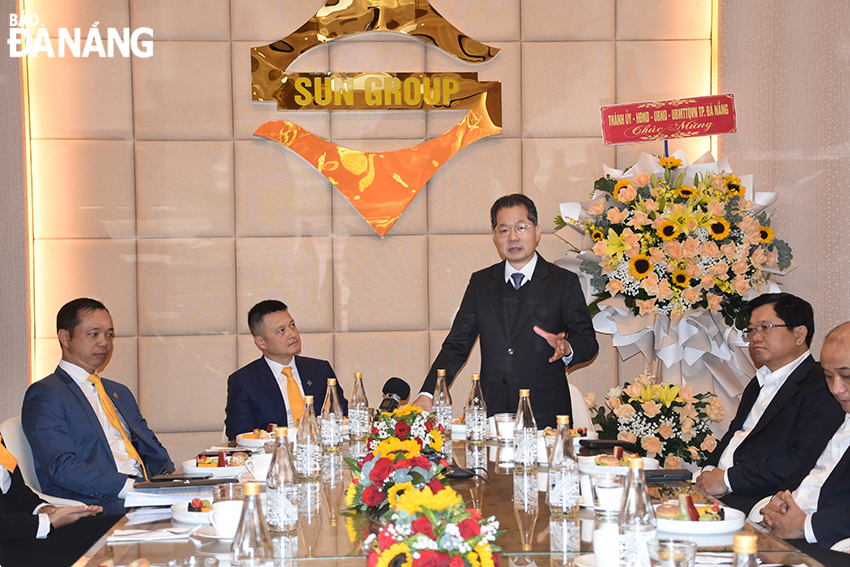 Secretary Quang delivering his speech during his meeting with leaders of the Sun Group JSC. Photo: THU HA