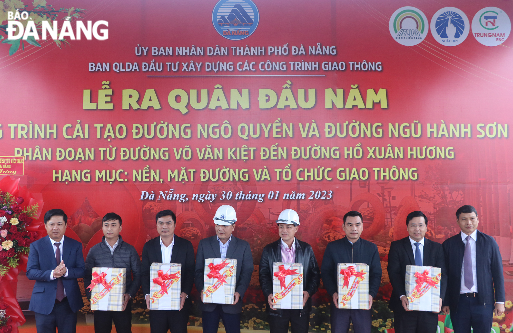 Municipal Party Committee Deputy Secretary cum People’s Council Luong Nguyen Minh Triet (2nd, right) and Vice Chairman of the local People's Committee Ho Ky Minh (3rd, left) present gifts to investors, contractors and construction units of the Ngo Quyen - Ngu Hanh Son route upgrade project. Photo: VAN HOANG