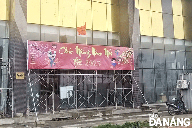 Tòa nhà ở địa chỉ Lô A2-1 Như Nguyệt (phường Thuận Phước, quận Hải Châu), phía trước có gắn bảng tên Công ty Cổ phần PAVNC hiện vẫn đang thi công nhưng tài sản thi hành án thì không còn. Ảnh: ĐẮC MẠNH