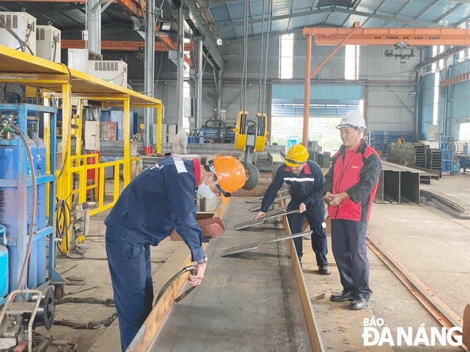 Workers of the Ha Giang Phuoc Tuong Mechanical JSC based in the Hoa Cam Industrial Park in the first working shift of the Lunar New Year of the Cat 2023. Photo: QUYNH TRANG