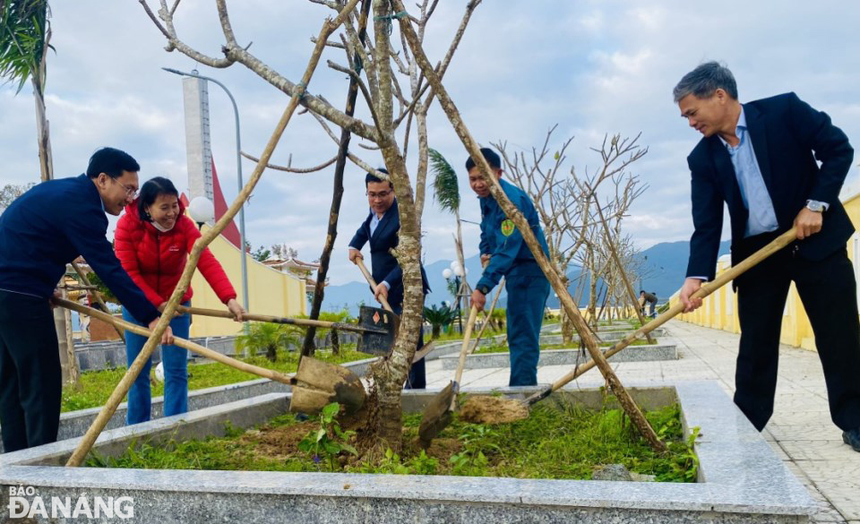 Leaders of Hoa Lien Commune in Hoa Vang District plant trees in the Commune. Photo: HOANG HIEP