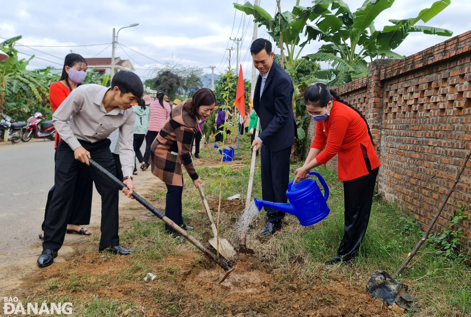 Public employees and residents of Hoa Ninh Commune, Hoa Vang District, respond to the New Year tree planting festival in the locality. Photo: HOANG HIEP