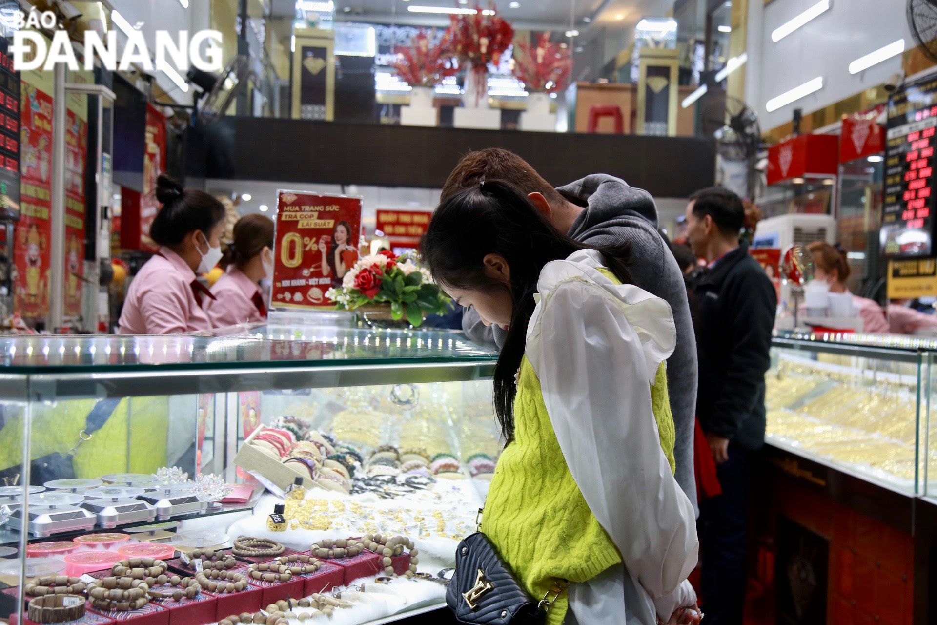 Visitors at the Kim Khanh - Viet Hung jewelry and gold store based in Lien Chieu District. Photo: C.THANG