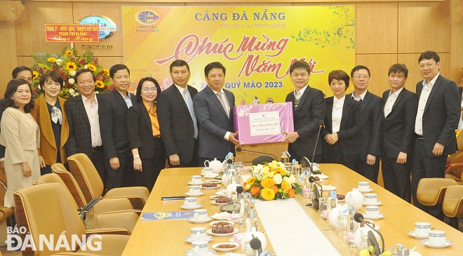 Deputy Secretary Luong Nguyen Minh Triet (6th, right) gave a gift to the Da Nang Port JSC. Photo: THANH LAN