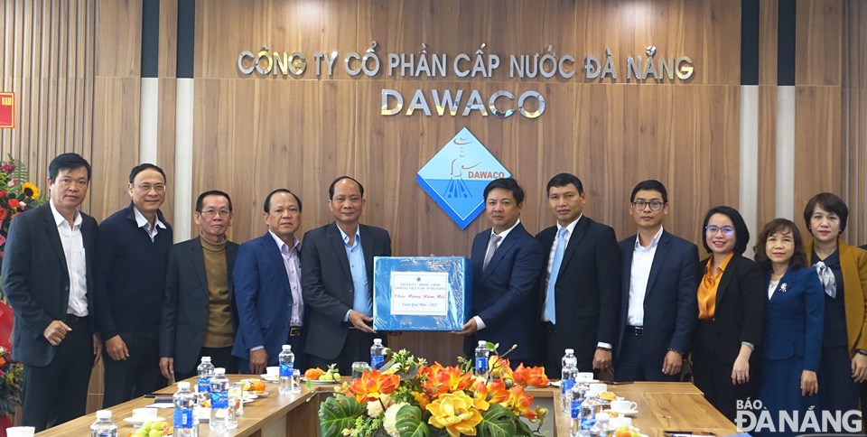 Deputy Secretary Luong Nguyen Minh Triet (6th, right) and leaders of the Da Nang Water Supply JSC. Photo: HOANG HIEP