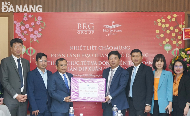 Deputy Secretary Luong Nguyen Minh Triet (fourth, right), Vice Chairman Ho Ky Minh (third, right) gave a gift to BRG Group's officers and employees. Photo: MAI QUE