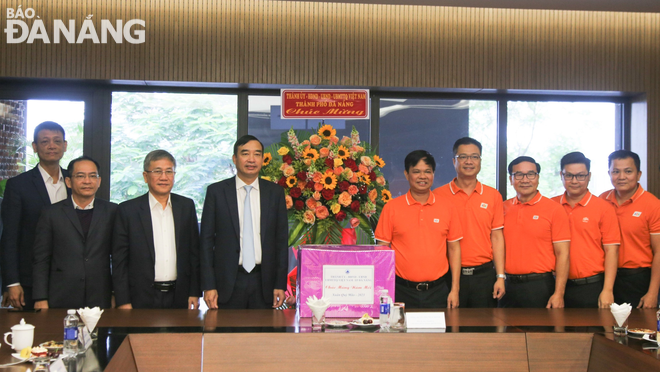 Chairman Le Trung Chinh (fourth, left) and FPT Corporation representatives