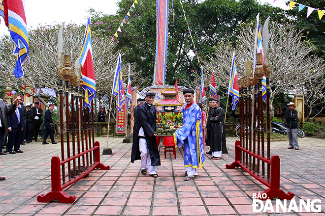 An incense-offering ceremony in commemoration of national heroes and ancestors. Photo: X.D