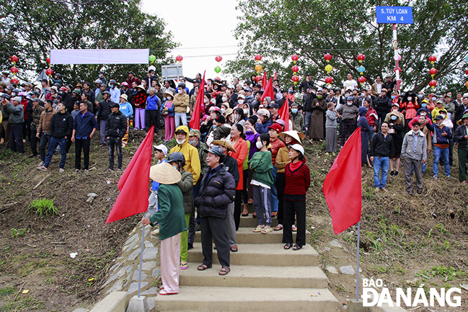 Locals and visitors eagerly watching the boat race and cheering up racers. Photo: Q.C