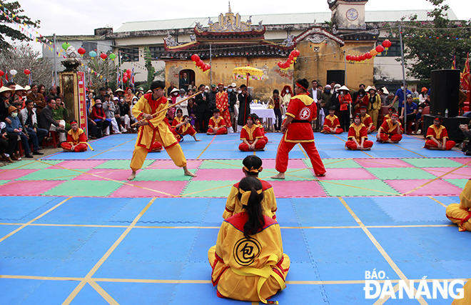 The human chess competition attracted a large number of people to watch. Photo: X.D