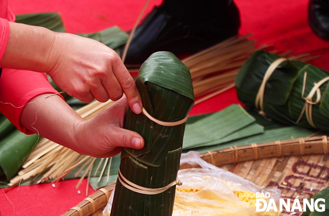 Local residents in Tet cake making … Photo: Q.C