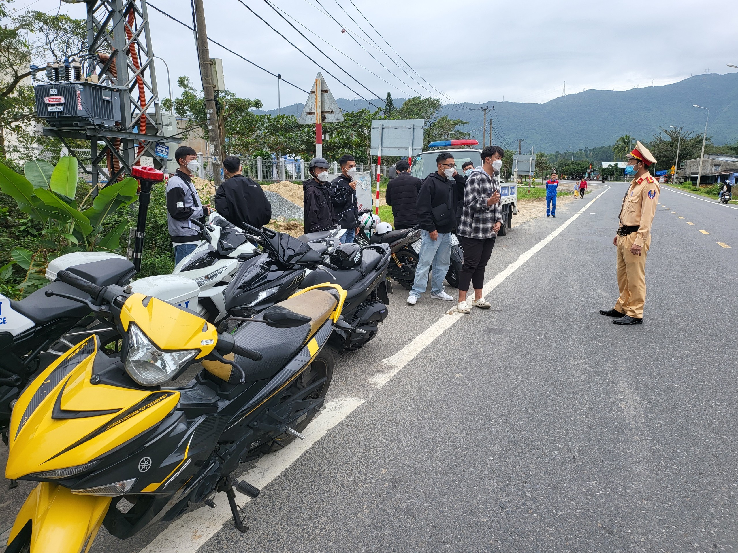 73 trường hợp đi xe máy vi phạm giao thông trên đèo Hải Vân