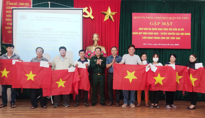 Gặp mặt, tặng quà ngư dân nhân dịp đầu Xuân Quý Mão 2023