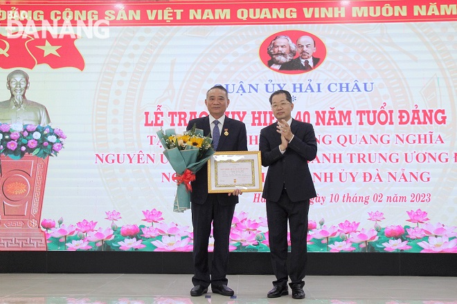 Trao Huy hiệu 40 năm tuổi Đảng cho nguyên Bí thư Thành ủy Trương Quang Nghĩa