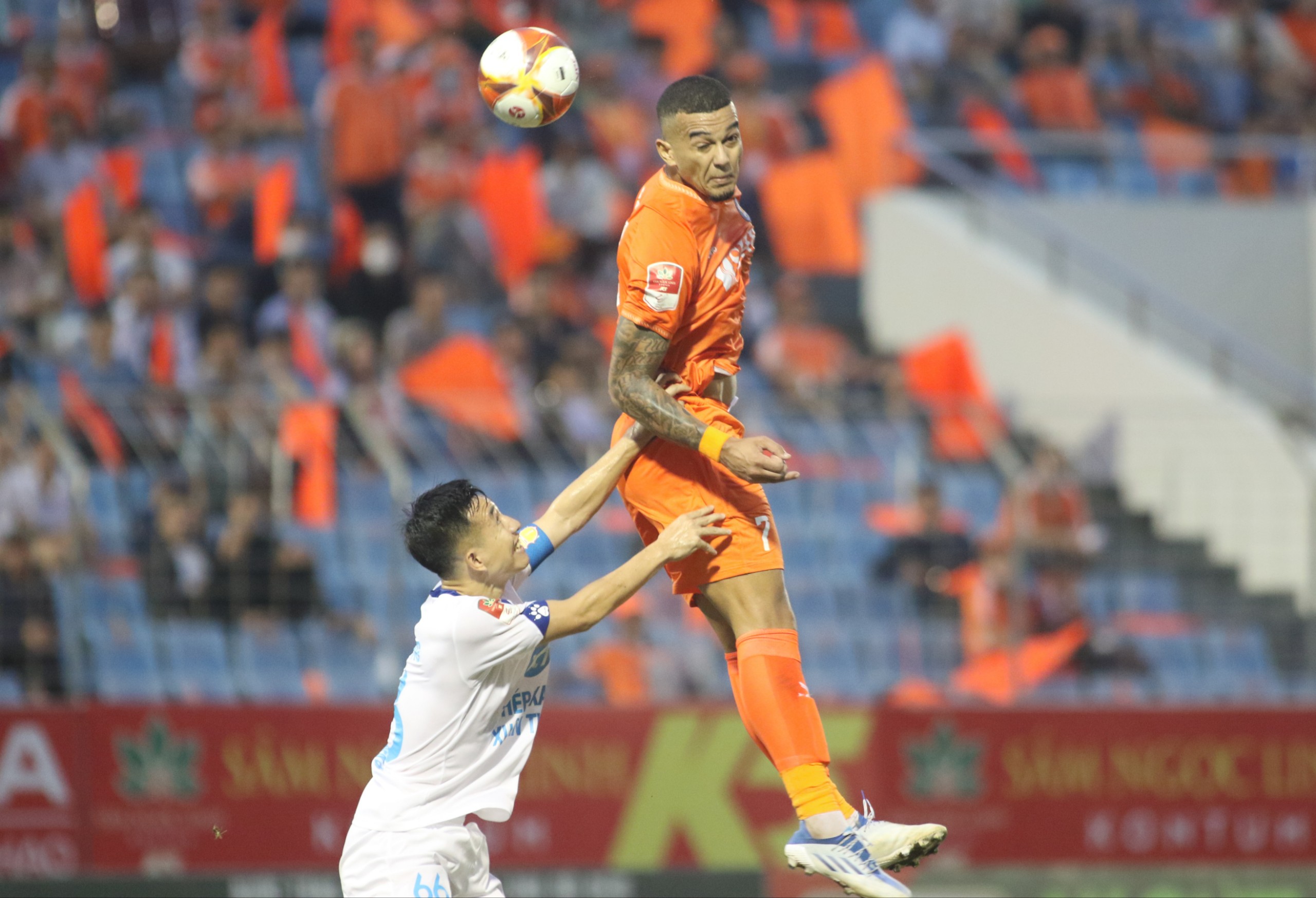 Nghịch lý quãng nghỉ dài ở V-League