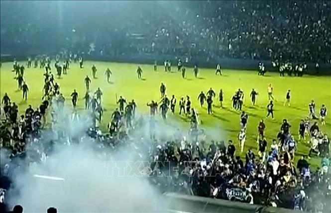 Bạo loạn tại sân vận động ở Indonesia