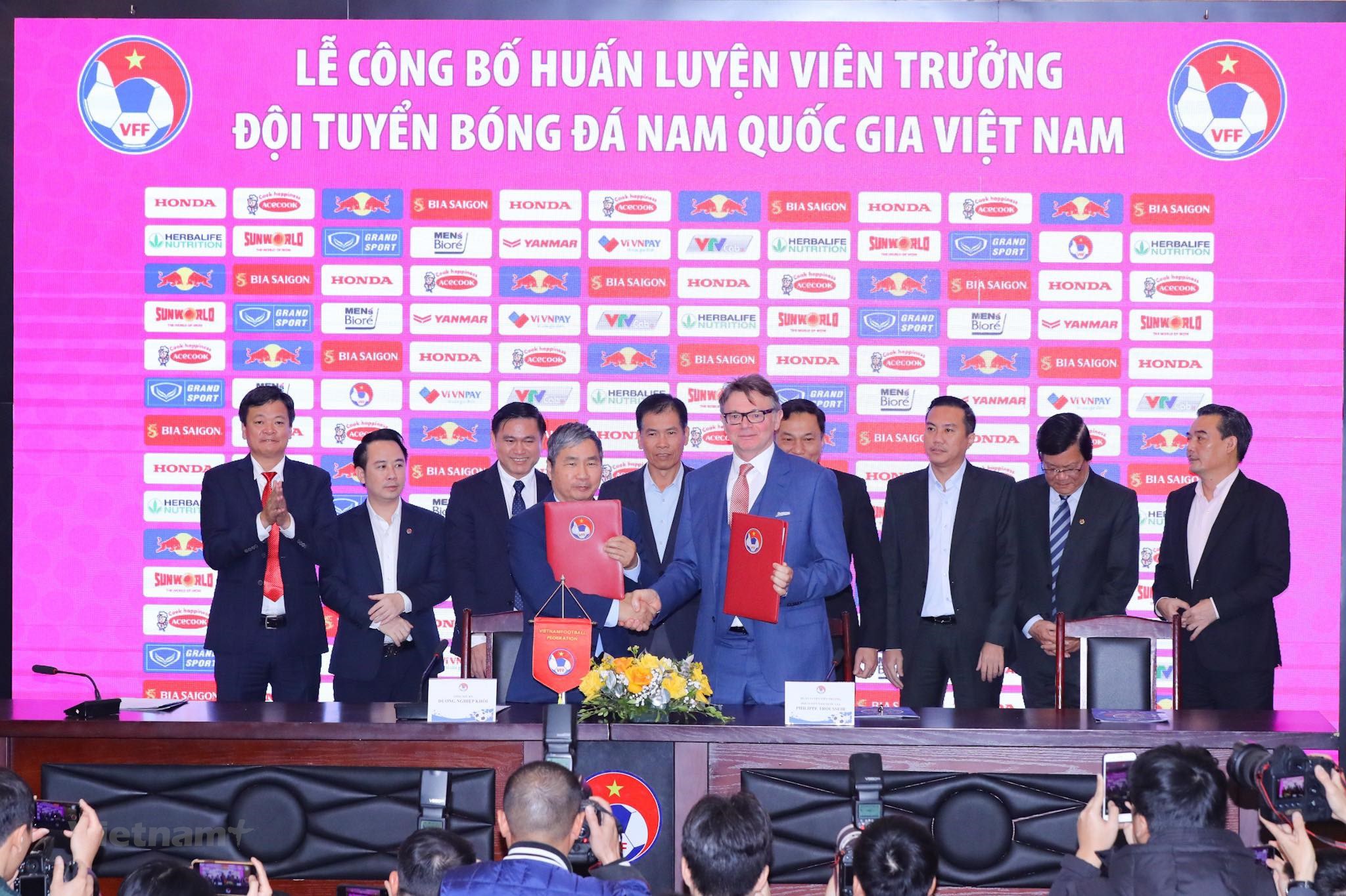 HLV Philippe Troussier chính thức ký hợp đồng với bóng đá Việt Nam