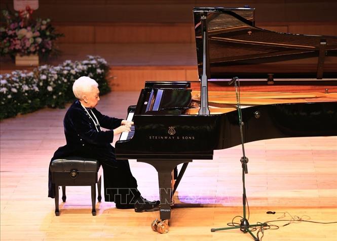 Nghệ sỹ Nhân dân Thái Thị Liên trình diễn Piano trong đêm nhạc “Trăm mùa thu vàng” vinh danh Bà tròn 100 tuổi (Hà Nội, 23-11-2017). Ảnh tư liệu: Trọng Đạt/TTXVN