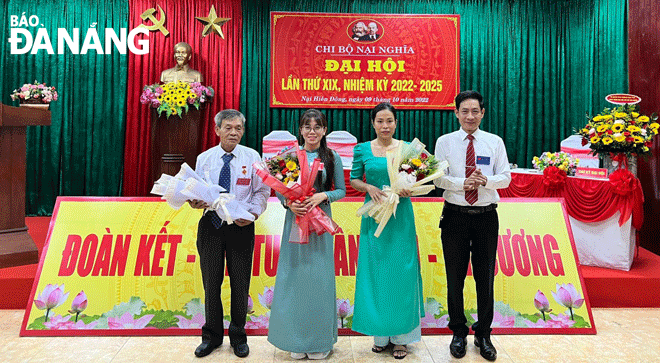 Bí thư Đảng ủy phường Nại Hiên Đông (quận Sơn Trà) Nguyễn Văn Ngọc (bên phải) tặng hoa chúc mừng cấp ủy Chi bộ Nại Nghĩa (nhiệm kỳ 2022-2025) trực thuộc Đảng ủy phường Nại Hiên Đông. Ảnh: PV	