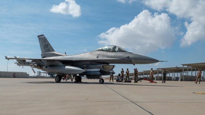 Các quan chức Ukraine nói các chiến đấu cơ F-16 (trong hình) sẽ giúp họ duy trì lợi thế quan trọng trong cuộc đối đầu trên không. Ảnh: U.S. Air Force