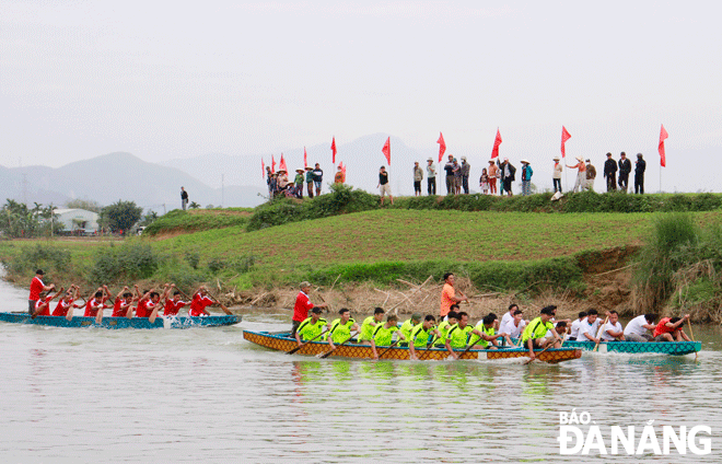 Village boat racing teams compete at the Tuy Loan communal village house festival. Photo: X.D