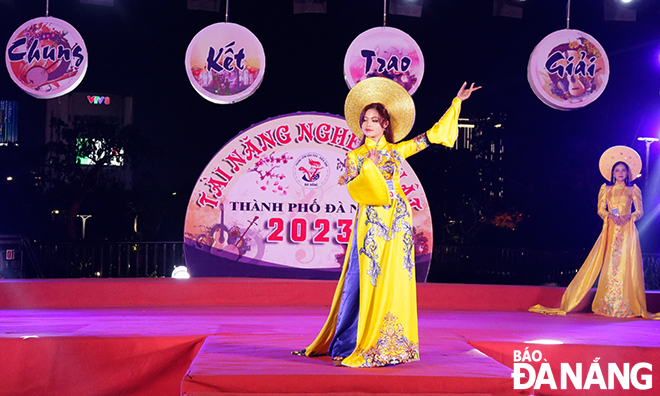 An 'Ao Dai' fashion performance at the finale of the 2023 arts talent contest. Photo: X.D