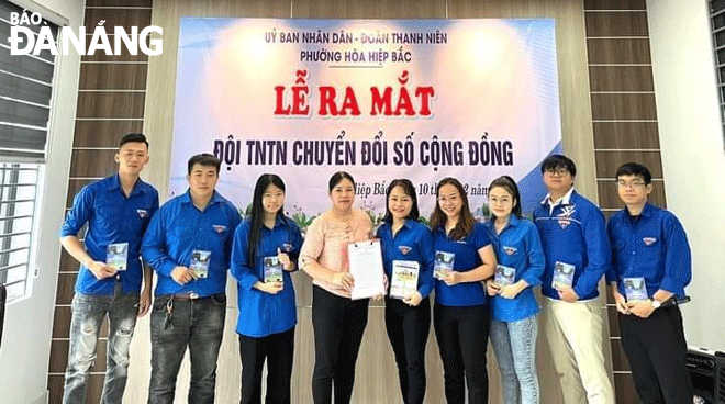 At a ceremony to launch the Community Digital Transformation Volunteer Youth Team in Hoa Hiep Bac Ward, Lien Chieu District. Photo: T.H