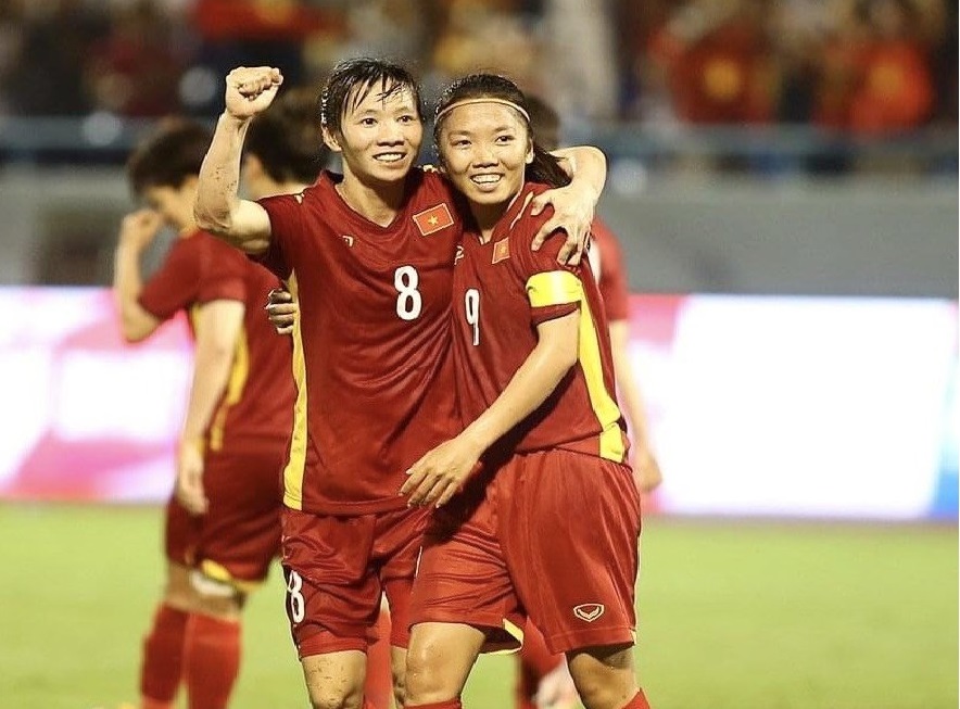 Cầu thủ nữ Thùy Trang (mang áo số 8) tặng áo đấu giá làm từ thiện. Ảnh: Báo Tin tức