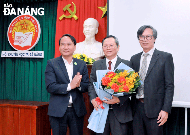 Tân Chủ tịch Hội khuyến học thành phố Nguyễn Minh Hùng (bên phải) tại buổi công bố quyết định.