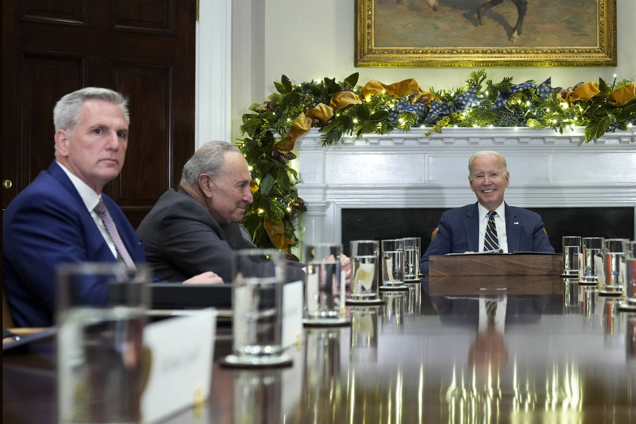 Tổng thống Joe Biden (bên phải) chủ trì cuộc họp với các nhà lãnh đạo Quốc hội, trong đó có ông McCarthy (bên trái) tại Nhà trắng tháng 11-2022. Ảnh: AP