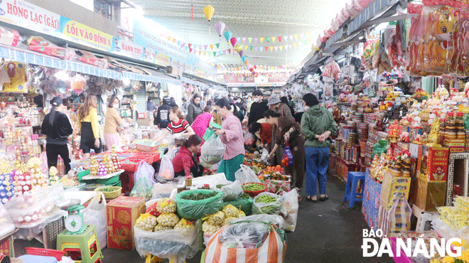 Visitors to the Con Market. Photo: Q.TRANG